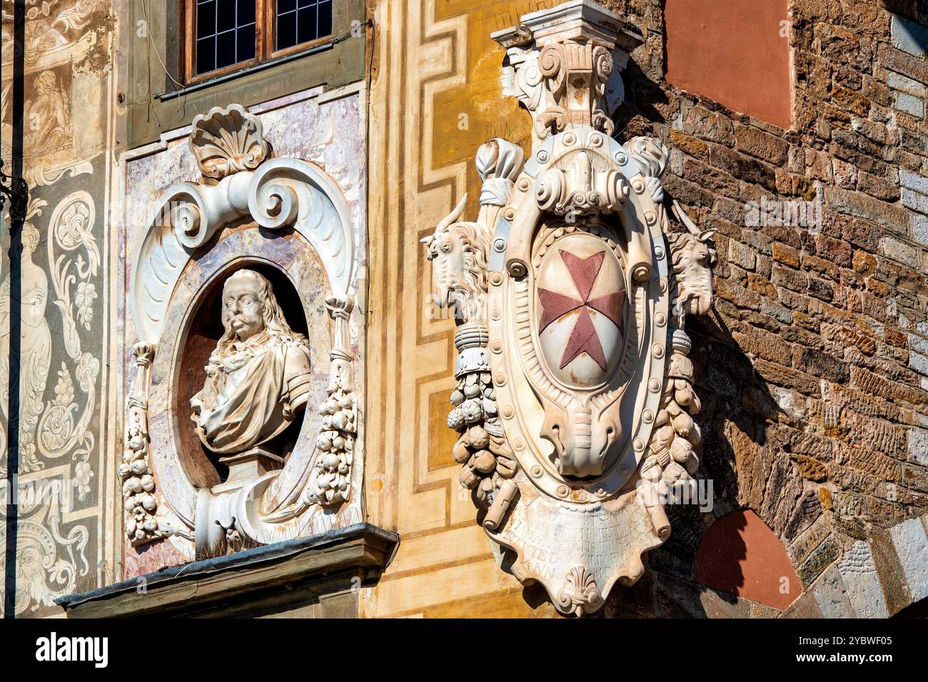 Primo piano della facciata del Palazzo della Carovana a Pisa, con un busto e lo stemma dei Cavalieri di Santo Stefano. Foto Stock