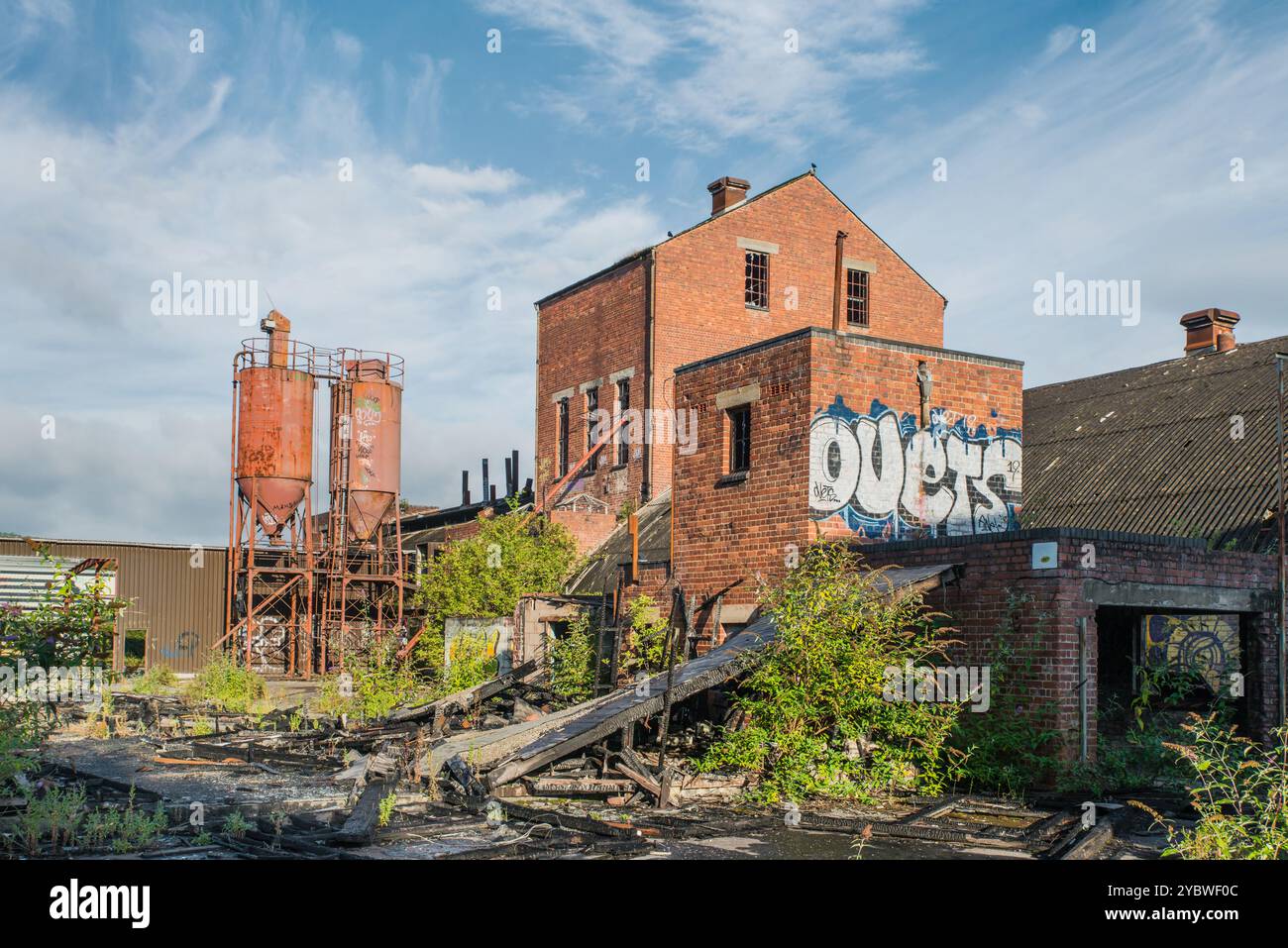 Una fabbrica abbandonata vicino a Matlock, Derbyshire, Inghilterra Foto Stock