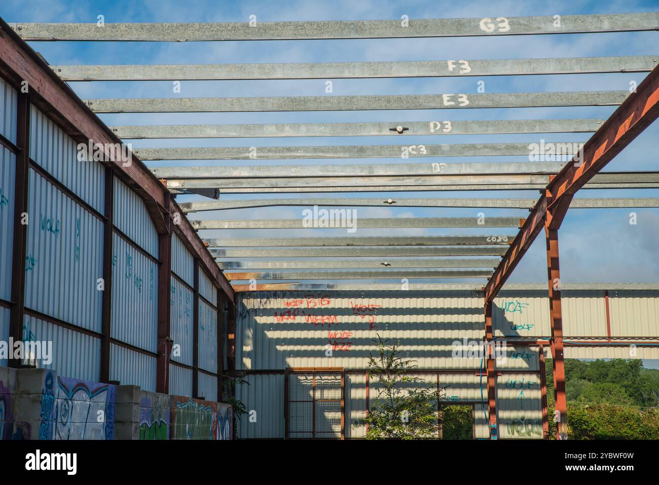 Un edificio abbandonato e vandalizzato vicino a Matlock, Derbyshire, East Midlands, Inghilterra Foto Stock