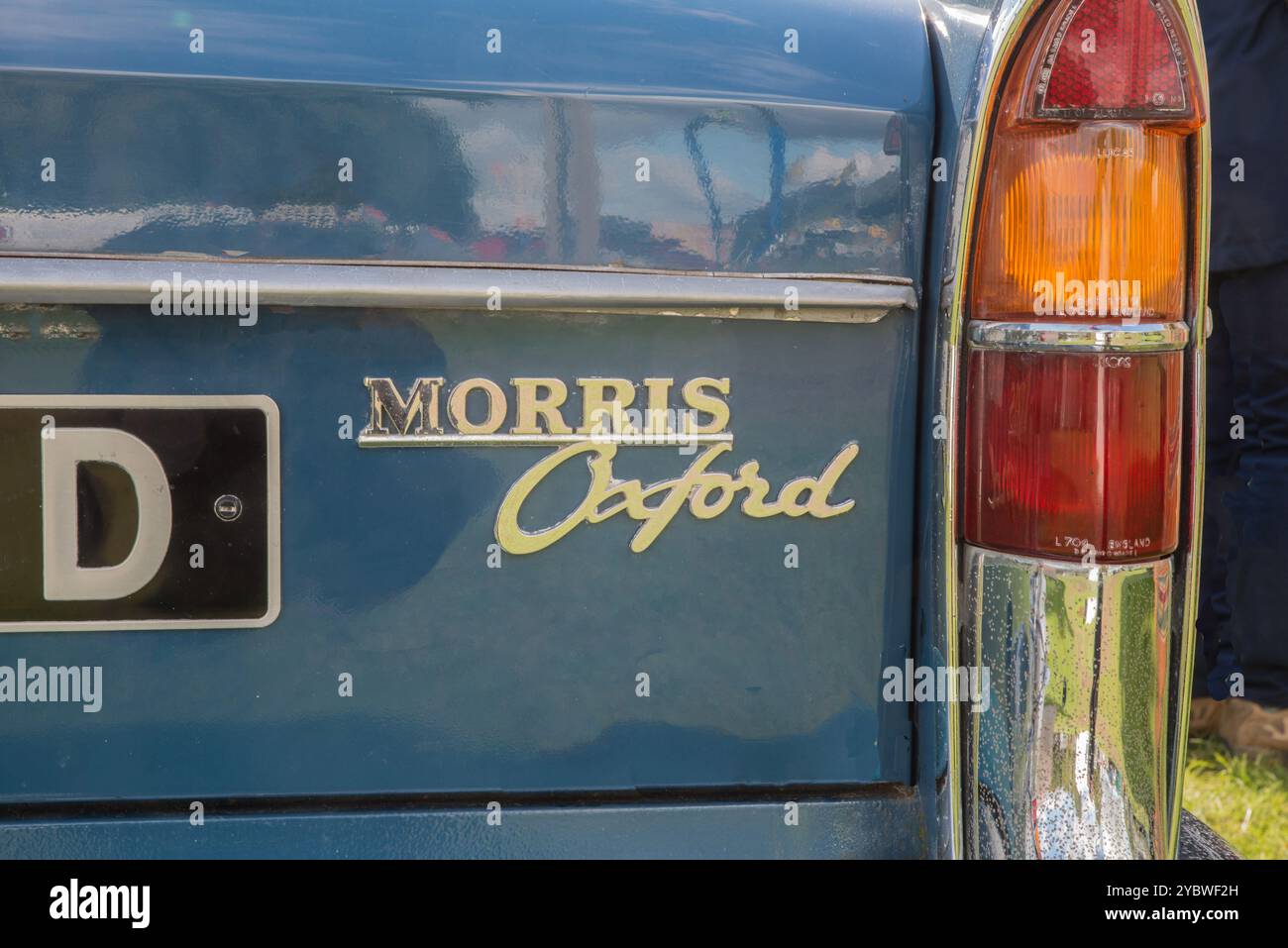 L'angolo posteriore laterale di una Morris Oxford blu del 1966 che mostra le luci di posizione posteriori e i logo cromati Foto Stock