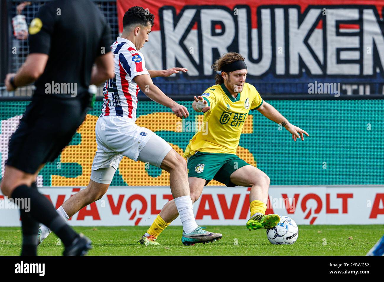 TILBURG, PAESI BASSI - 20 OTTOBRE: Amine Lachkar di Willem II, Alen Halilovic di fortuna Sittard combattono per il pallone durante l'incontro olandese Eredivisie tra Willem II e fortuna Sittard al Koning Willem II Stadion il 20 ottobre 2024 a Tilburg, Paesi Bassi. (Foto di Broer van den Boom/Orange Pictures) Foto Stock