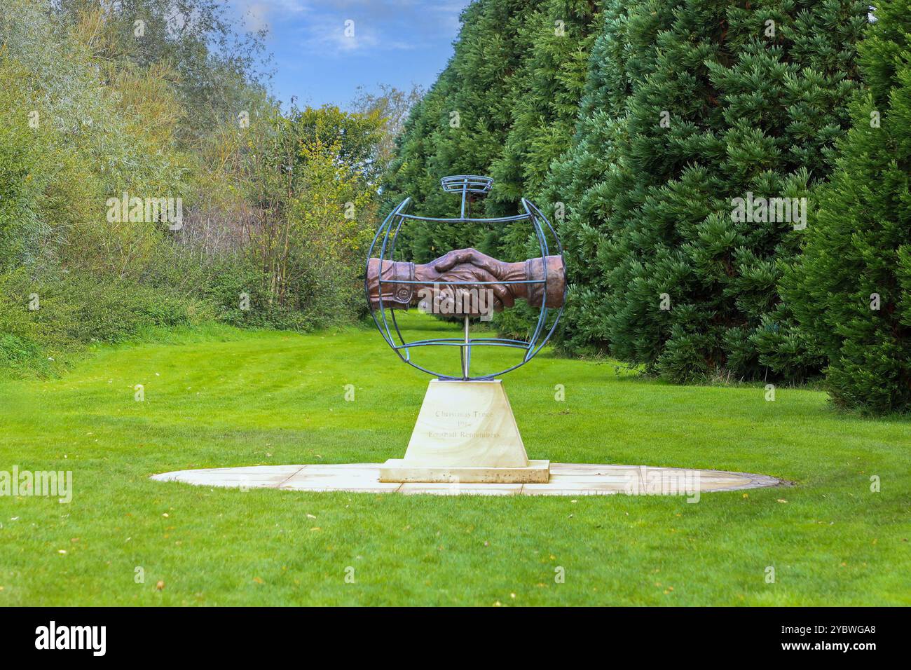 World War 1 Football Christmas Truce Memorial presso il National Memorial Arboretum, Alrewas vicino a Lichfield, Staffordshire, Inghilterra, Regno Unito Foto Stock