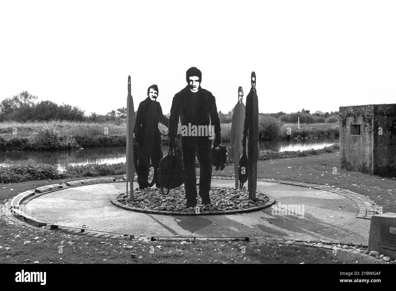 Sagome di soldati di metallo sul RAF 47 Squadron Memorial al National Memorial Arboretum, Alrewas vicino a Lichfield, Staffordshire, Inghilterra, Regno Unito Foto Stock