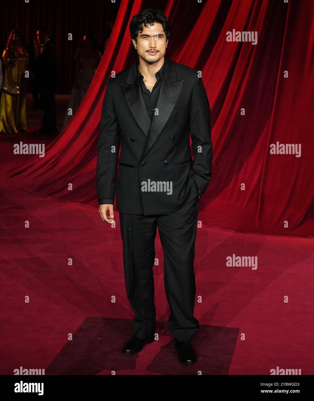 Charles Melton arriva al 4 ° Annual Academy Museum Gala tenutosi presso l'Academy Museum of Motion Pictures di Los Angeles, CALIFORNIA, sabato 19 ottobre 2024. (Foto di Sthanlee B. Mirador/Sipa USA) Foto Stock