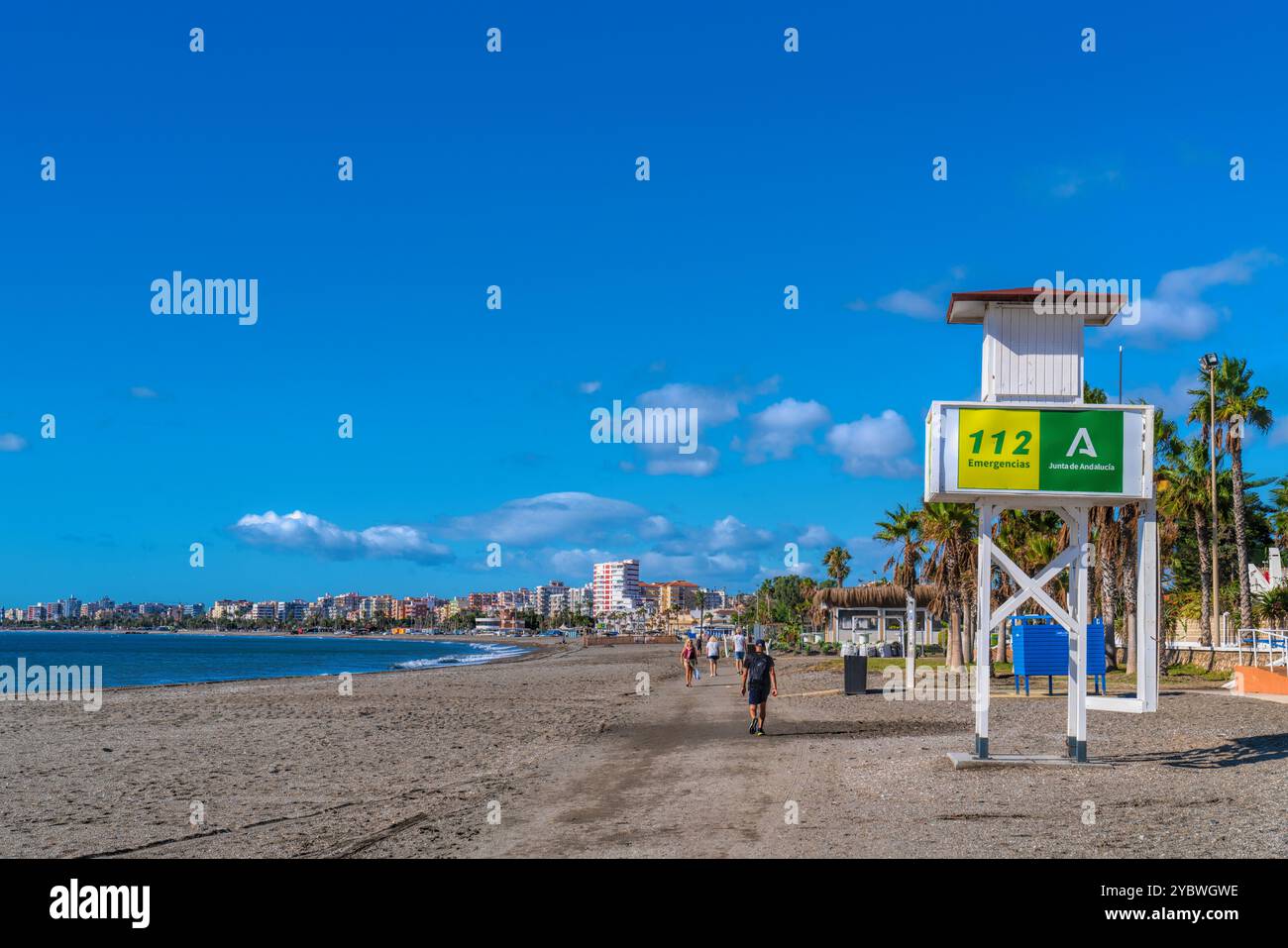 Spiaggia di Torre del Mar Spagna Andalusia Costa del Sol persone a piedi Foto Stock
