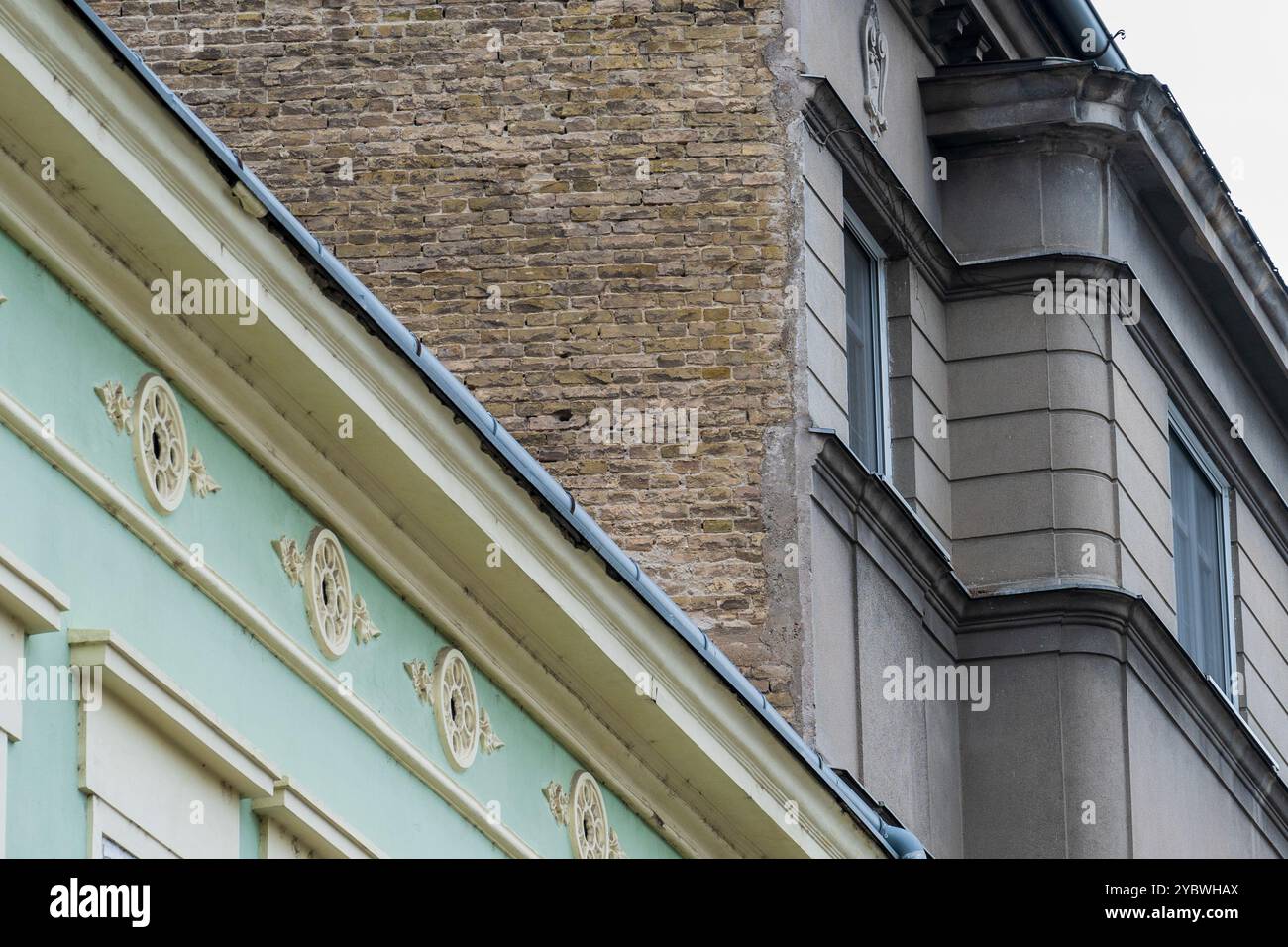 Contrasto architettonico: Classico e contemporaneo in prospettiva diagonale Foto Stock