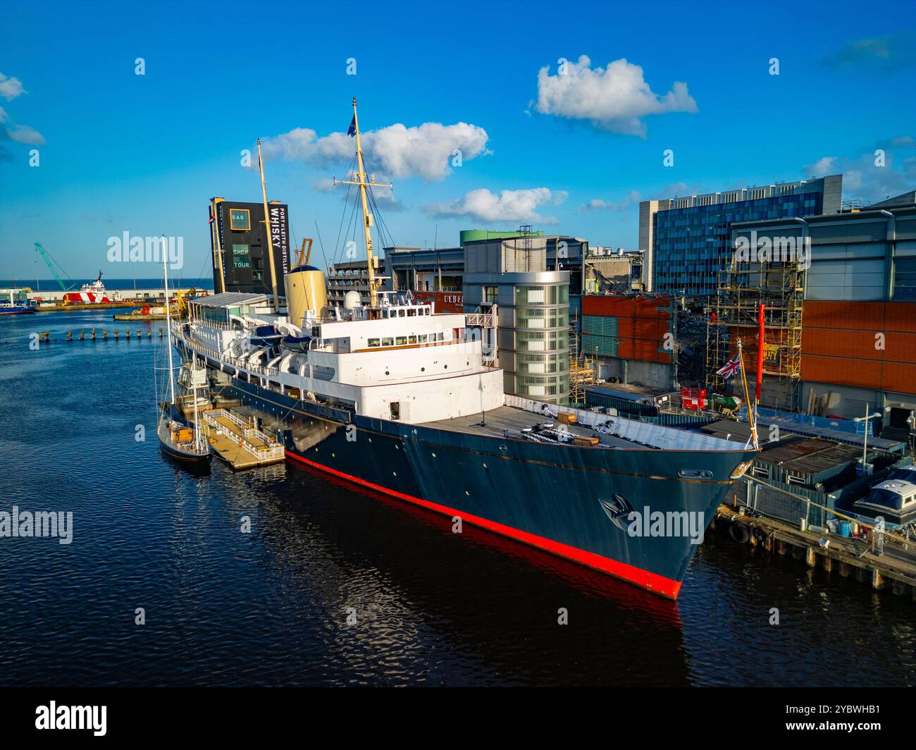 Vista aerea dal drone del Royal Yacht Britannia ormeggiato all'Ocean Terminal, Leith, Edimburgo, Scozia Regno Unito Foto Stock