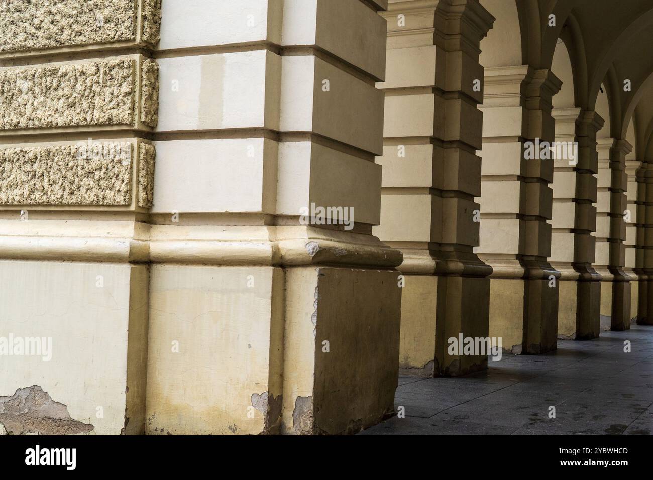 Stratificato da luce a buio: Muro di pietra , pilastri e cornici ad arco del Municipio di Novi Sad, Serbia. 2024 Foto Stock