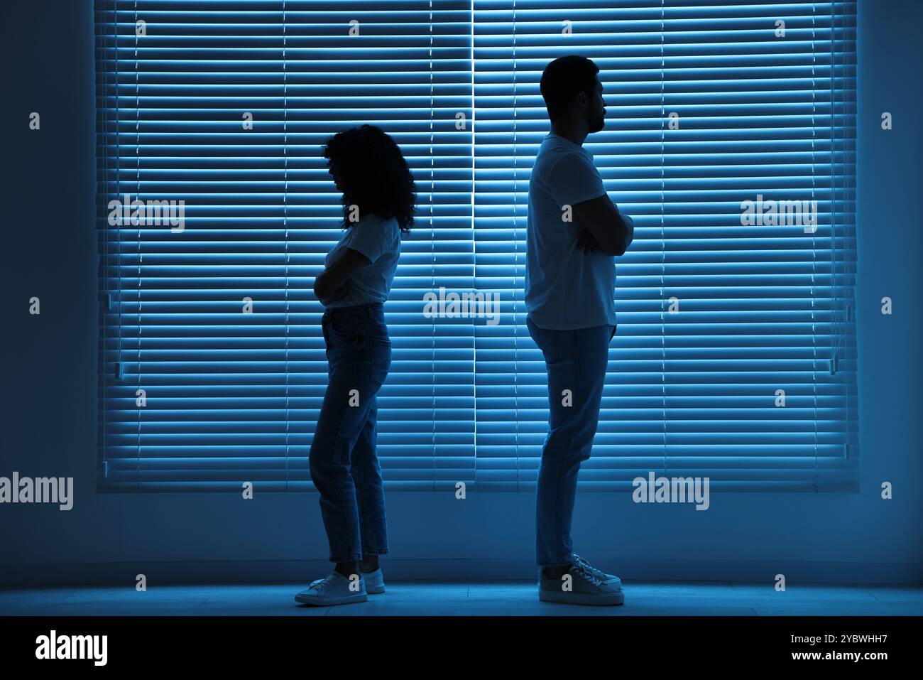 Coppia che litiga al chiuso di notte. Problemi di relazione Foto Stock