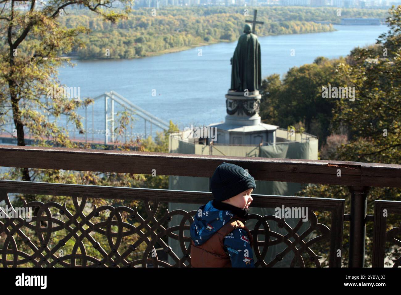 Non esclusiva: KIEV, UCRAINA - 17 OTTOBRE 2024 - Un ragazzo è di fronte al monumento al principe Volodymyr che si affaccia sul fiume Dnipro a Saint Volodymy Foto Stock