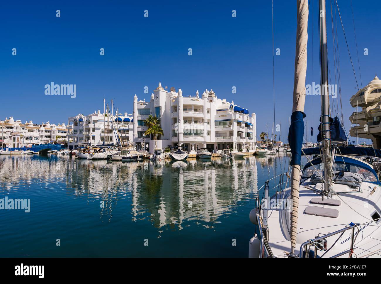 Splendida giornata di sole nella Marina, Benalmadena, Spagna meridionale Foto Stock