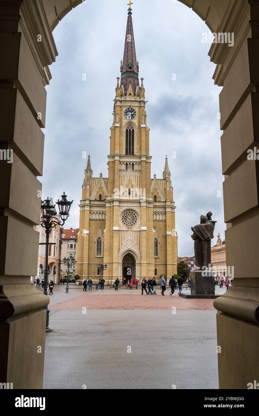 Storia che incornicia: La Chiesa del nome di Maria e il Monumento a Svetozar Miletić nella Piazza della libertà di Novi Sad. Serbia 2024 Foto Stock