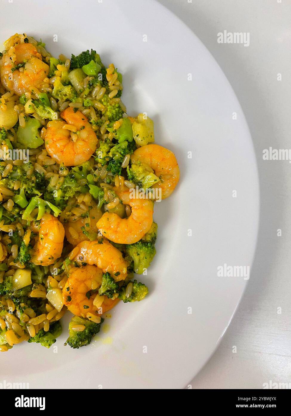 Gamberi con riso e broccoli. - Immagine stock catturata con smartphone