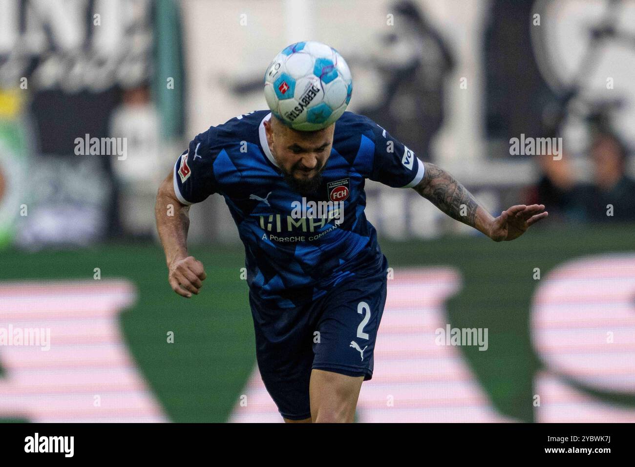 Marnon Busch 1.FC Heidenheim beim Kopfball waehrend des Spiels der 1. Bundesliga zwischen Borussia Mönchengladbach und 1. FC Heidenheim 1846, Stadion im Borussia-Park, 19:00. Ottobre 2024 a Mönchengladbach, Deutschland. Foto von Wolfgang Denkinger/DeFodi immagini Marnon Busch 1.FC Heidenheim durante un colpo di testa durante il match di Bundesliga tra Borussia Mönchengladbach e 1. FC Heidenheim 1846 allo Stadio di Borussia-Park il 19 ottobre 2024 a Mönchengladbach, Germania. Foto di Wolfgang Denkinger/DeFodi Images le normative DFL vietano qualsiasi uso di fotografie come sequenze di immagini e/o quasi-video. Foto Stock