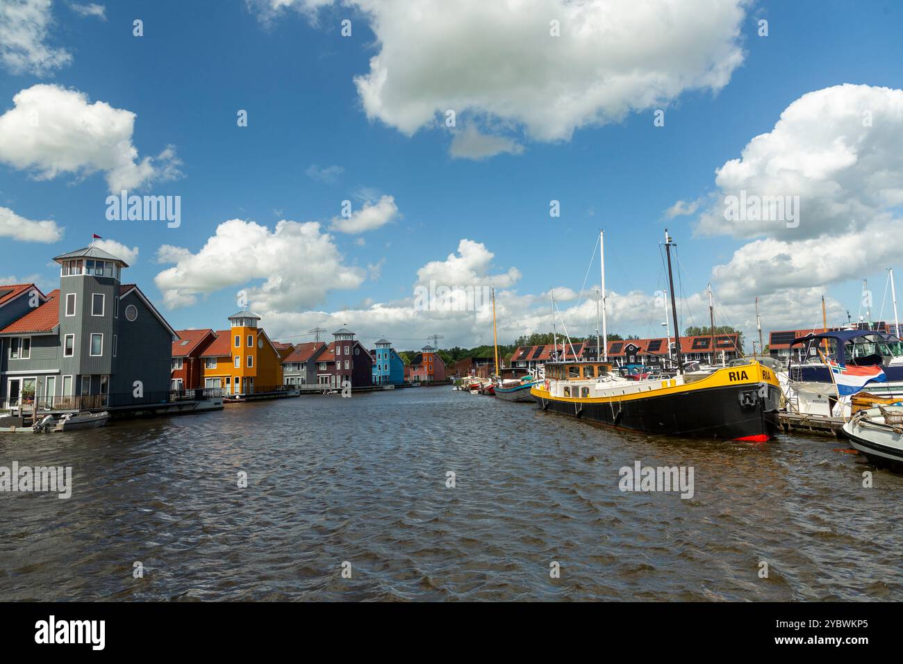 Il Reitdiephaven si trova sul Reitdiep. Le famose case colorate meritano una visita. Il porto si trova sulla circonvallazione di Groningen Foto Stock