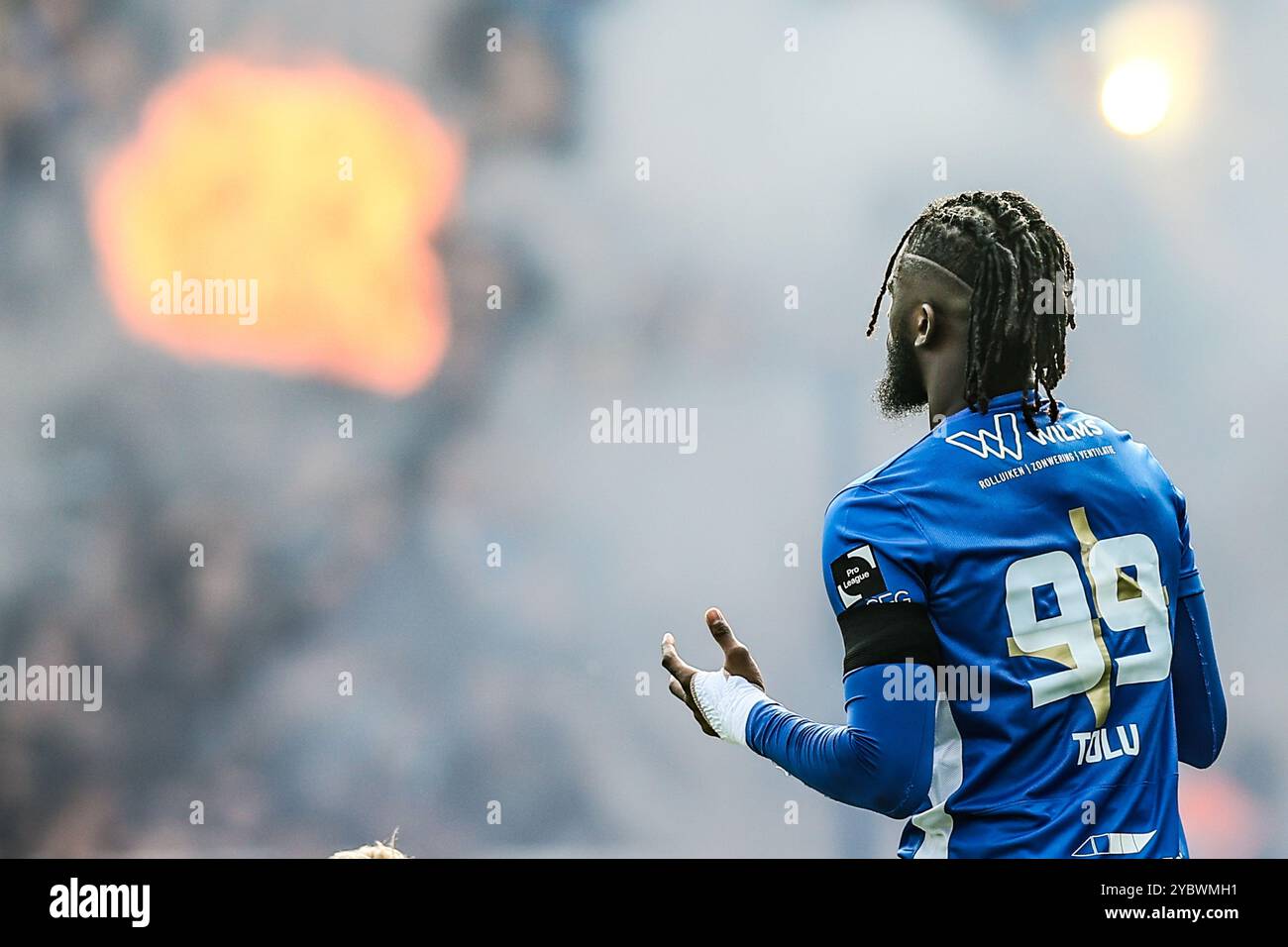 Tolu Toluwalase Arokodare di Genk nella foto all'inizio di una partita di calcio tra KRC Genk e STVV, domenica 20 ottobre 2024 a Genk, il giorno 11 della stagione 2024-2025 della "Jupiler Pro League" prima divisione del campionato belga. FOTO DEL BELGA BRUNO FAHY Foto Stock