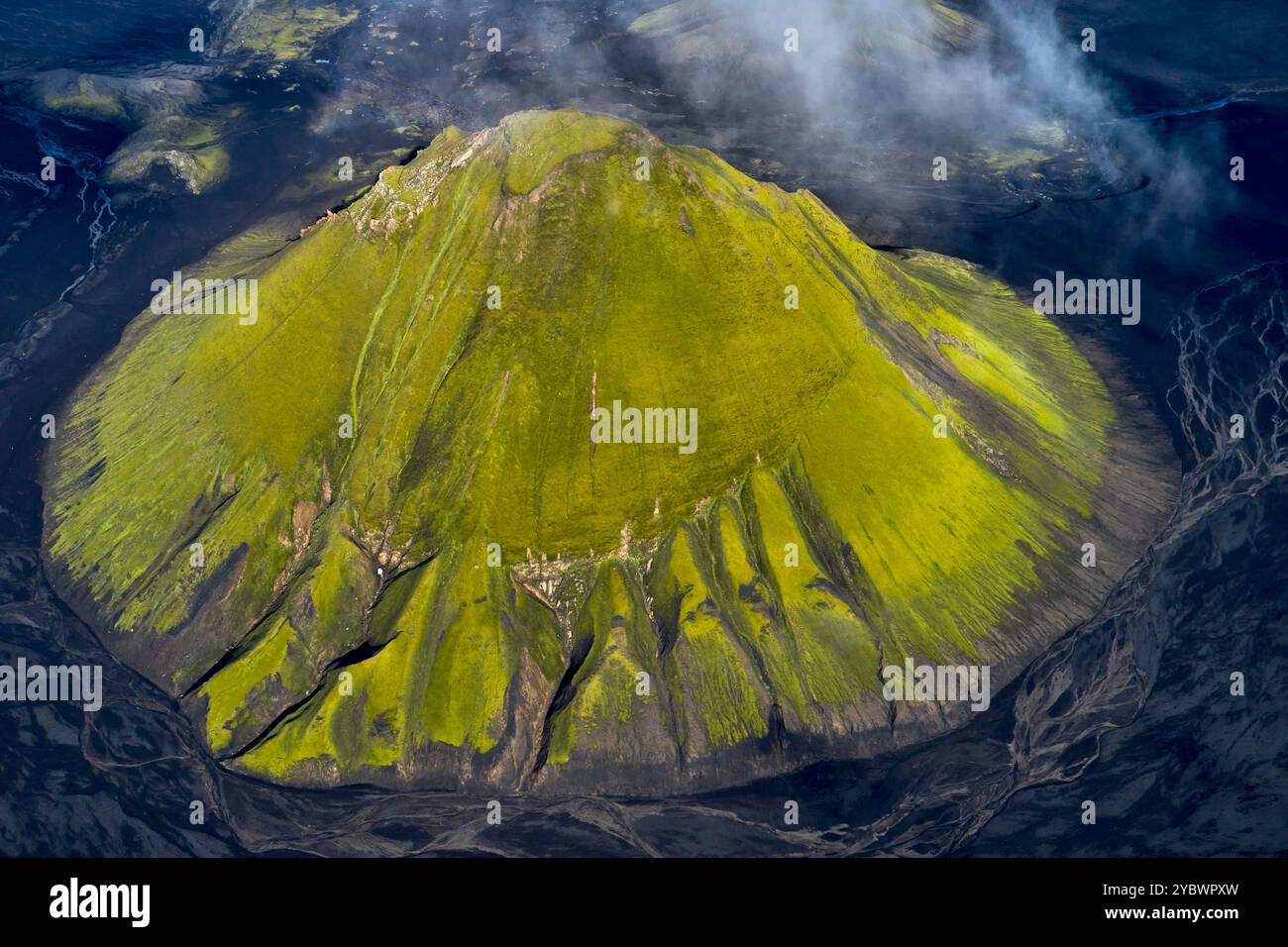 Islanda, regione del Sudurland, vista aerea del vulcano Maelifell sul bordo del ghiacciaio Myrdalsjökull, deserto di sabbia nera Foto Stock