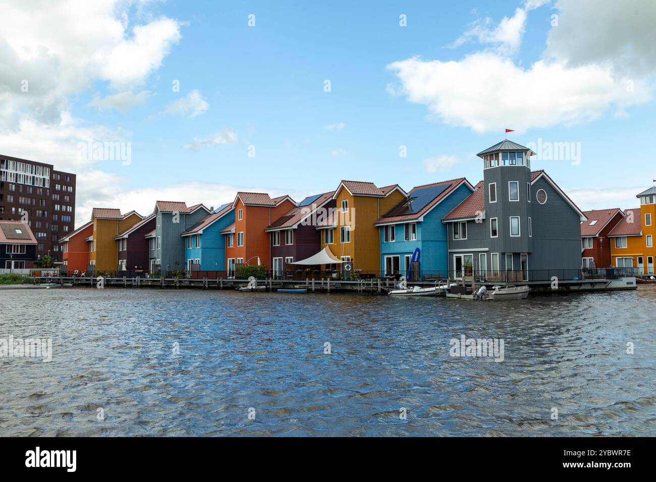 Il Reitdiephaven si trova sul Reitdiep. Le famose case colorate meritano una visita. Il porto si trova sulla circonvallazione di Groningen Foto Stock