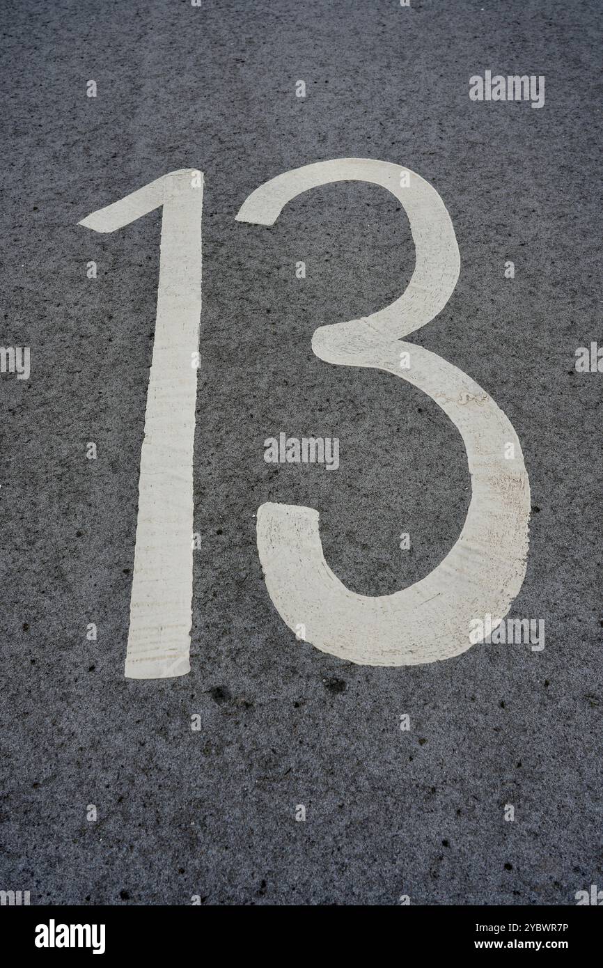 Numeri dipinti su asfalto dal n. 1 al n. 19 Foto Stock