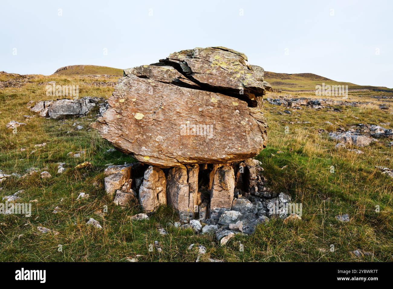 Le pietre erratiche glaciali del Norber, Austwick, Yorkshire Dales National Park, Regno Unito, viste all'alba Foto Stock