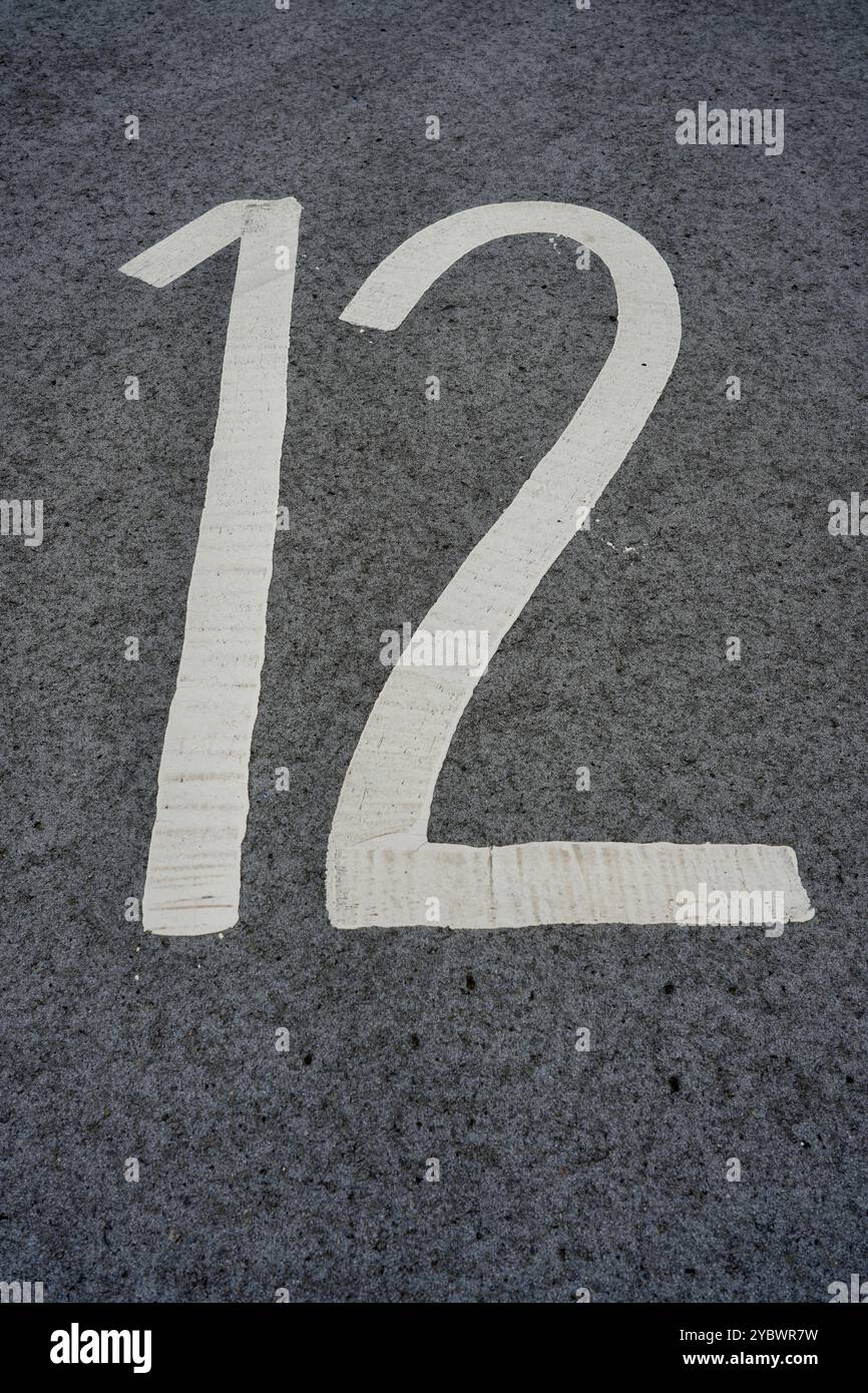 Numeri dipinti su asfalto dal n. 1 al n. 19 Foto Stock