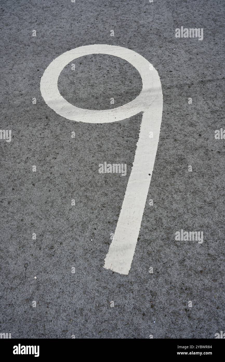 Numeri dipinti su asfalto dal n. 1 al n. 19 Foto Stock