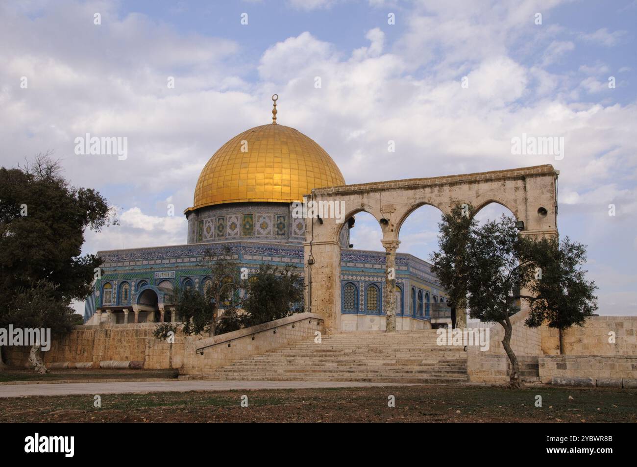 Vista dell'esterno del santuario della Cupola della roccia sull'Haram al-Sharif o Monte del Tempio nella città vecchia di Gerusalemme, Israele. Foto Stock