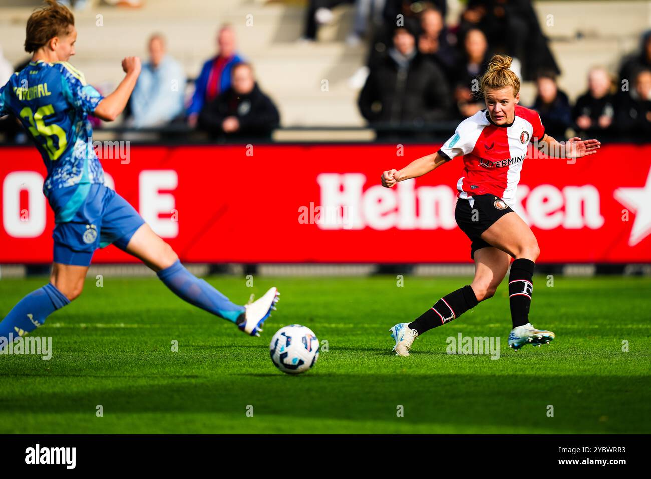 Rotterdam - Esmee de Graaf del Feyenoord Rotterdam durante il quarto round dell'Azerion Vrouwen Eredivisie nella stagione 2024/2025. La partita è ambientata tra Feyenoord V1 e Ajax V1 a Varkenoord il 20 ottobre 2024 a Rotterdam, nei Paesi Bassi. (VK Sportphoto/Danny de Groot) Foto Stock