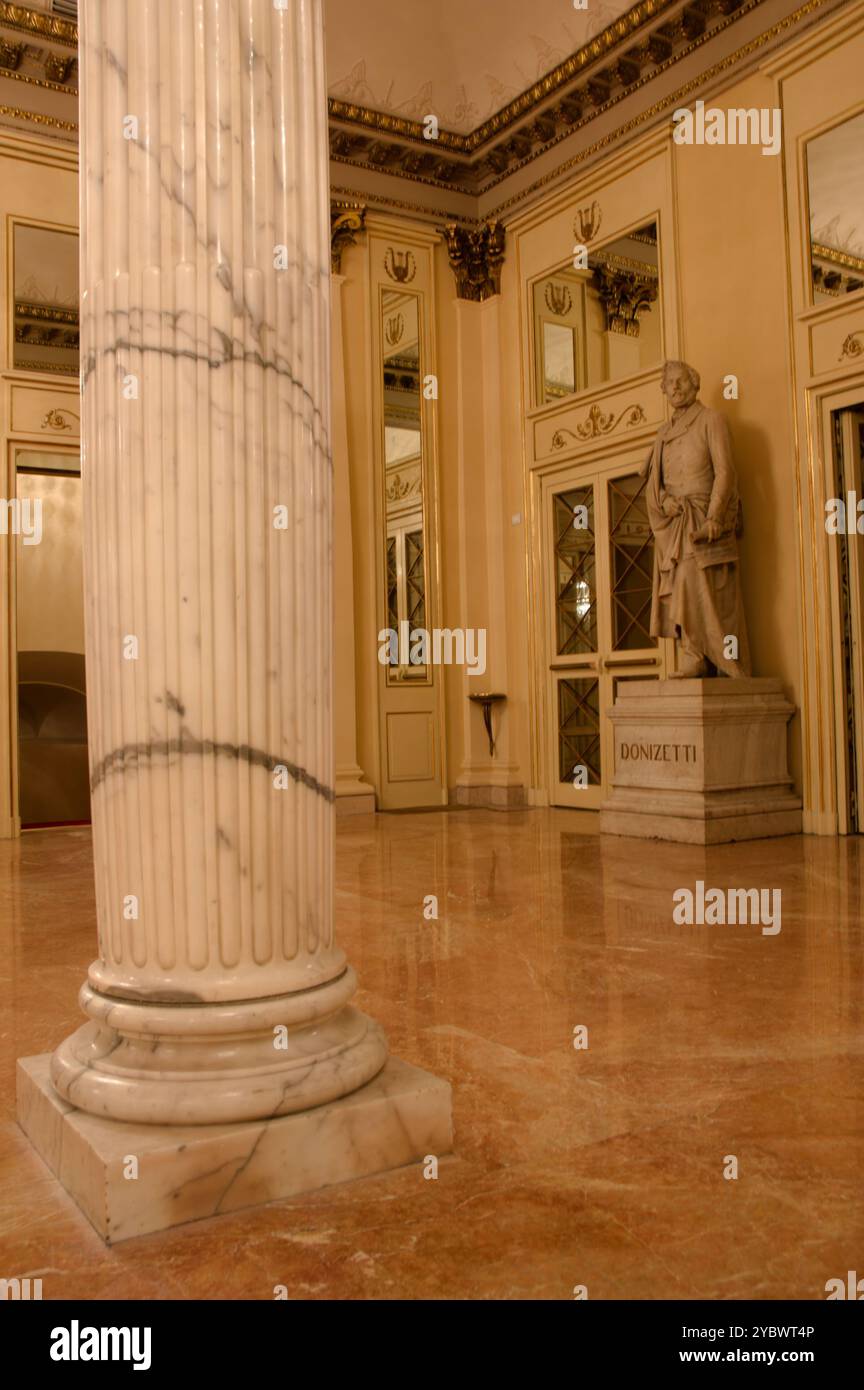 Statua del compositore Donizetti nel foyer del Teatro alla Scala di Milano, riaperta nel dicembre 2004 dopo tre anni di ristrutturazione Foto Stock