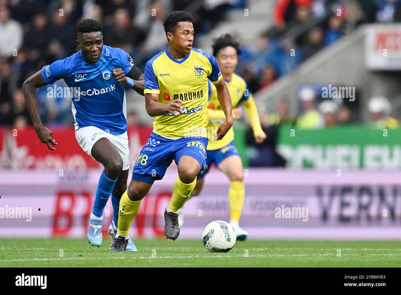 Ibrahima Bangoura di Genk e Joel Chima Fujita di STVV combattono per il pallone durante una partita di calcio tra KRC Genk e STVV, domenica 20 ottobre 2024 a Genk, il giorno 11 della stagione 2024-2025 della 'Jupiler Pro League' prima divisione del campionato belga. BELGA FOTO JOHAN EYCKENS Foto Stock