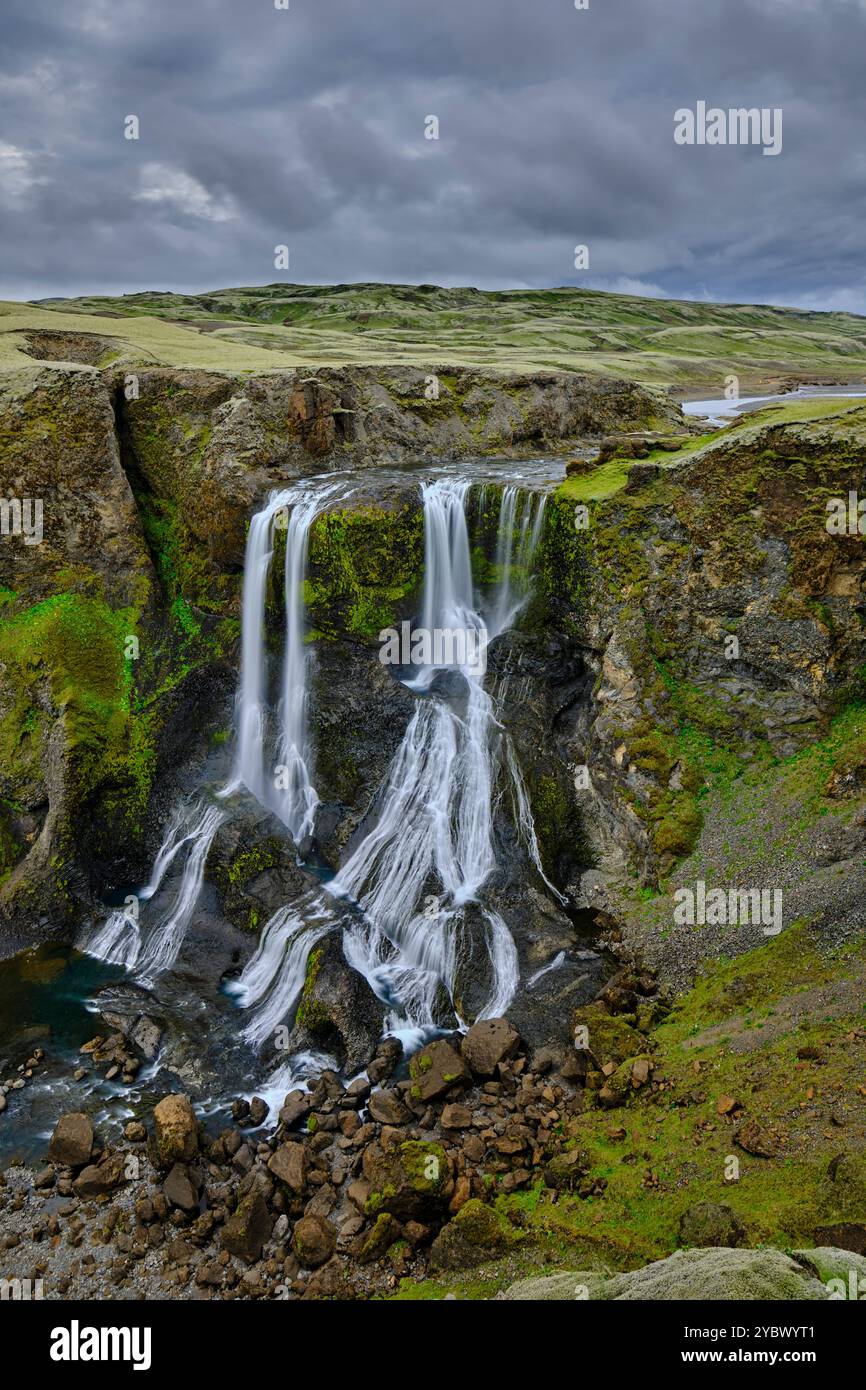 Islanda, Sudurland, Lakagigar, cascata Fagrifoss sulle pendici del cratere Laki Foto Stock