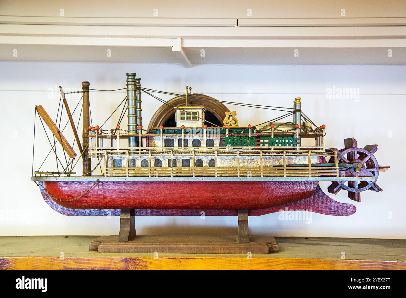 Yokohama, Giappone - 6 ottobre 2016: L'accattivante modello del battello a vapore Mark Twain è esposto a bordo del transatlantico Hikawa Maru in pensione NYK, Highli Foto Stock