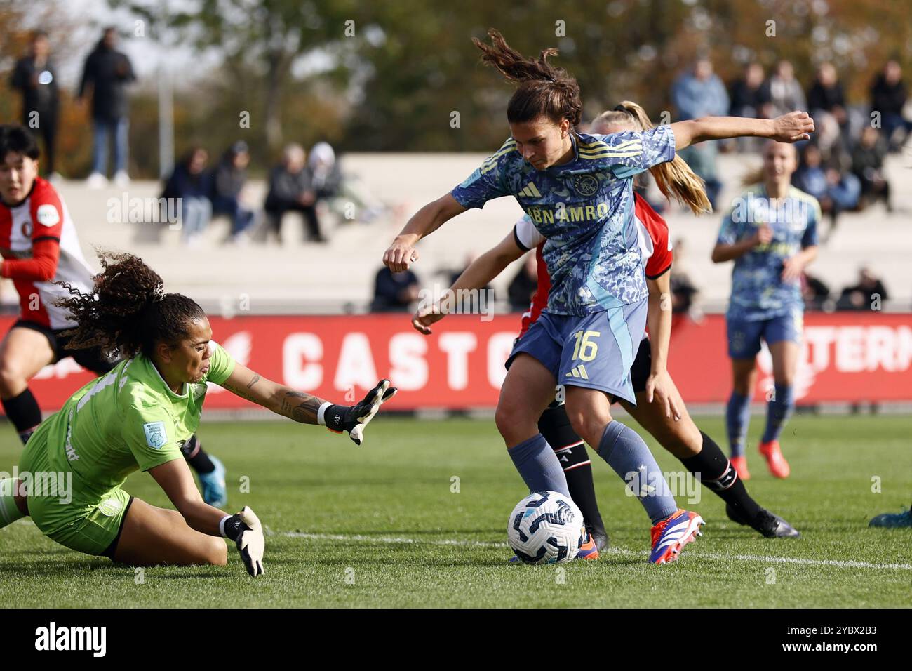 ROTTERDAM - (l-r) la portiere del Feyenoord V1 Jacintha Weimar, Danique Noordman dell'Ajax Women durante l'Azerion Women's Eredivisie match tra Feyenoord e Ajax allo Sportcomplex Varkenoord il 2024 ottobre a Rotterdam, Paesi Bassi. ANP PIETER STAM DE JONGE Foto Stock