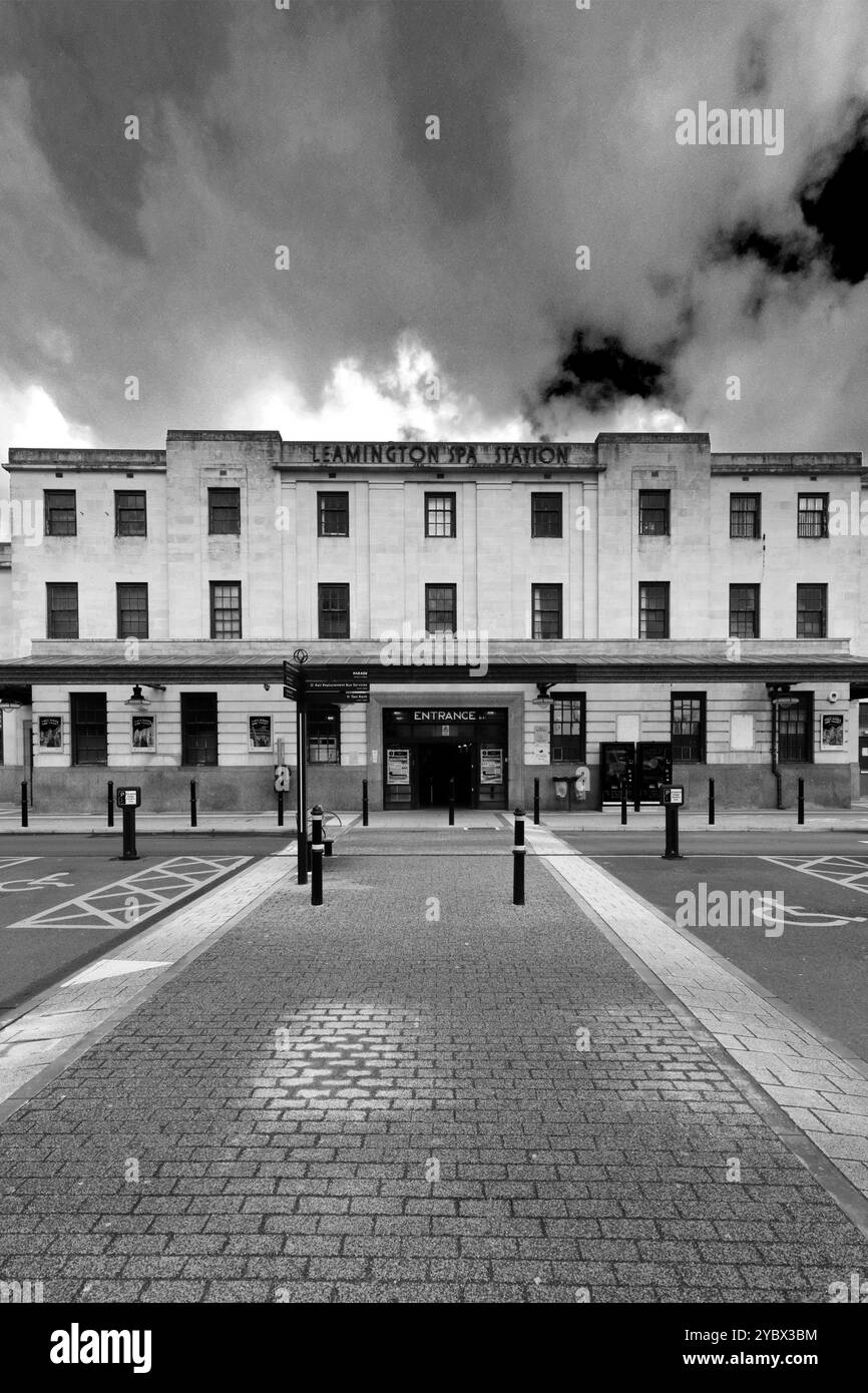 L'edificio della stazione ferroviaria in stile Art Deco si trova presso Royal Leamington Spa, Warwickshire, Inghilterra, Regno Unito Foto Stock