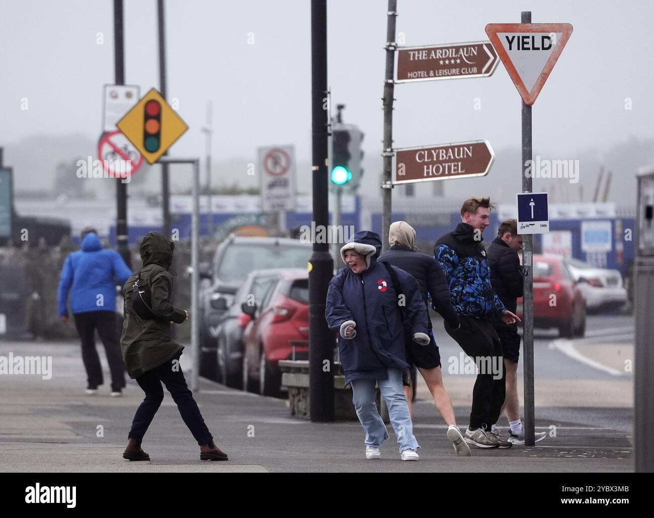 La gente lotta per camminare nel vento sul lungomare di Salthill, Galway, come un allarme arancione Met Eireann per Kerry, Leitrim, Sligo, Clare, Donegal, Mayo e Galway sono entrati in vigore alle 10:00 di domenica e saranno in vigore fino alle 20:00 mentre la tempesta Ashley attraversa l'isola d'Irlanda. Il precettore ha detto che la prima tempesta chiamata della stagione è quella di portare venti molto forti e gustosi da sud a sud-ovest, accoppiati con alte maree primaverili. Le contee coperte potevano vedere raffiche fino a 130 km/h. Data foto: Domenica 20 ottobre 2024. Foto Stock