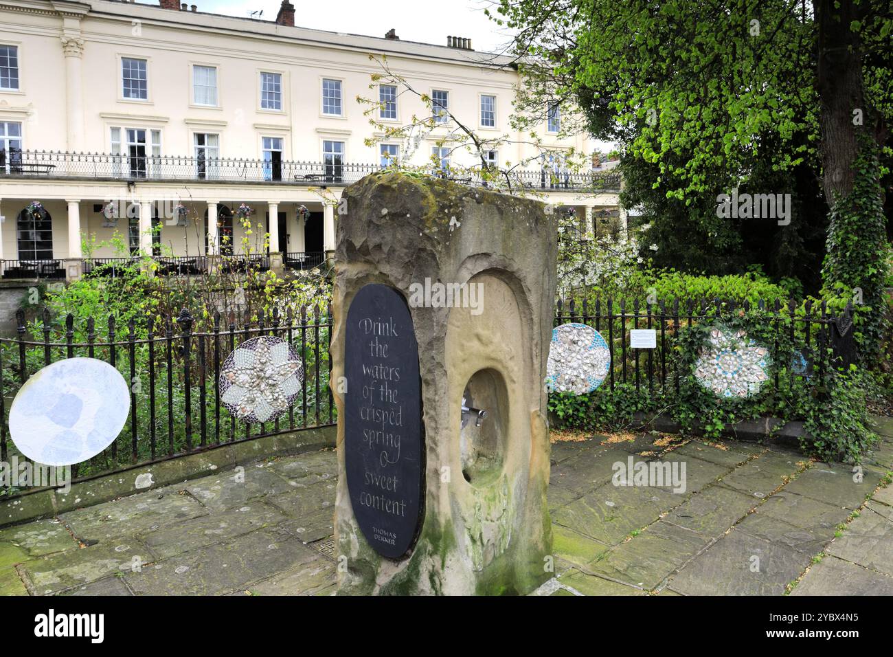 Un pozzo primaverile vicino alle Royal Pump Rooms; Royal Leamington Spa, Warwickshire, Inghilterra, Gran Bretagna, REGNO UNITO Foto Stock