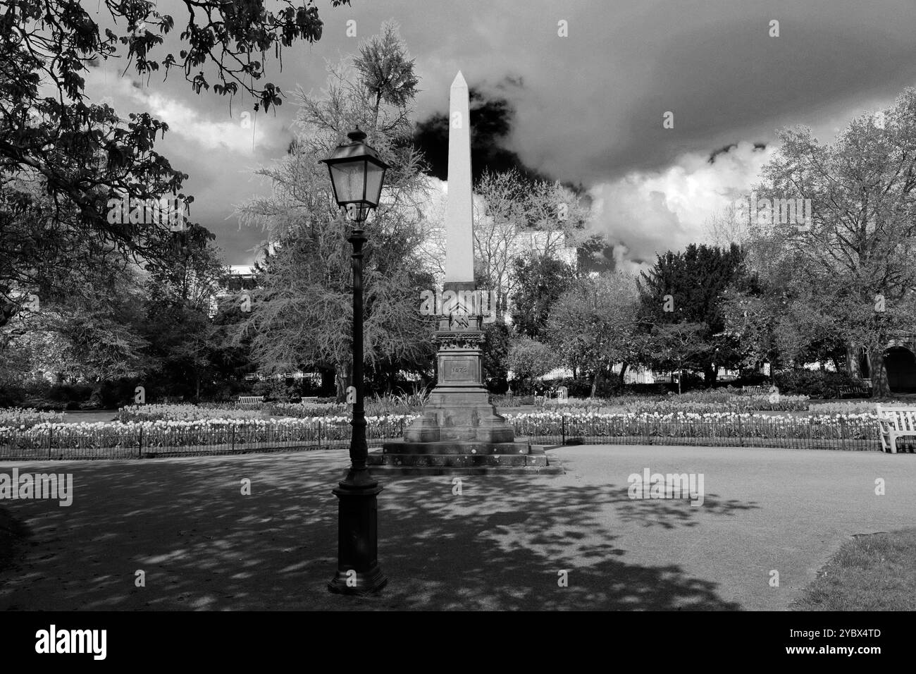 The Edward Willes Obelisk in Jephson Gardens, Royal Leamington Spa Town, Warwickshire County, Inghilterra, Regno Unito Foto Stock