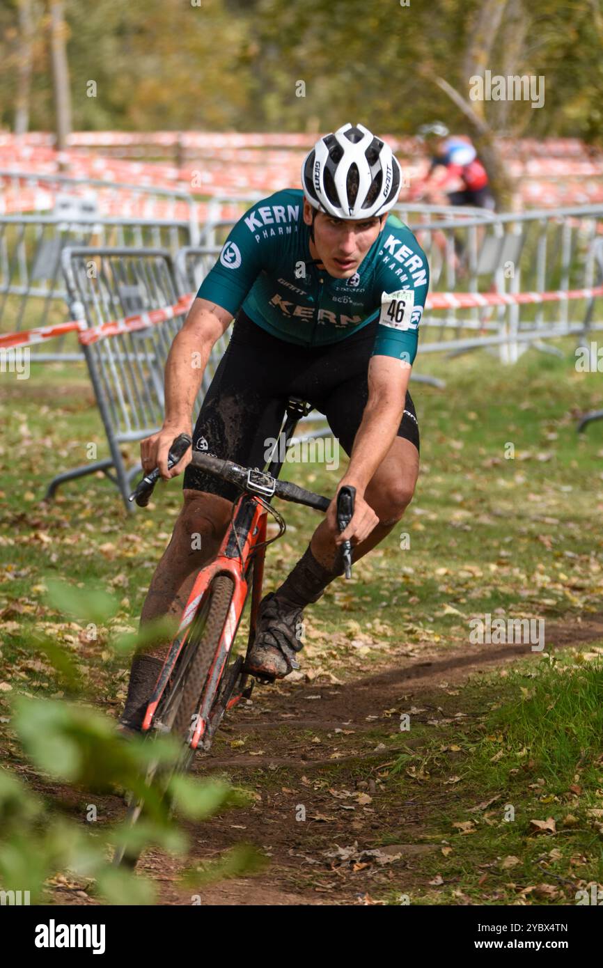 Medina de Pomar, Spagna, 19 ottobre 2024: Il ciclista di Kern Pharma, Miguel Ángel Fernández (46) durante il XX Ciclocross Ciudad de Medina de Pomar, il 19 ottobre 2024, a Medina de Pomar, Spagna. Crediti: Alberto Brevers / Alamy Live News. Foto Stock