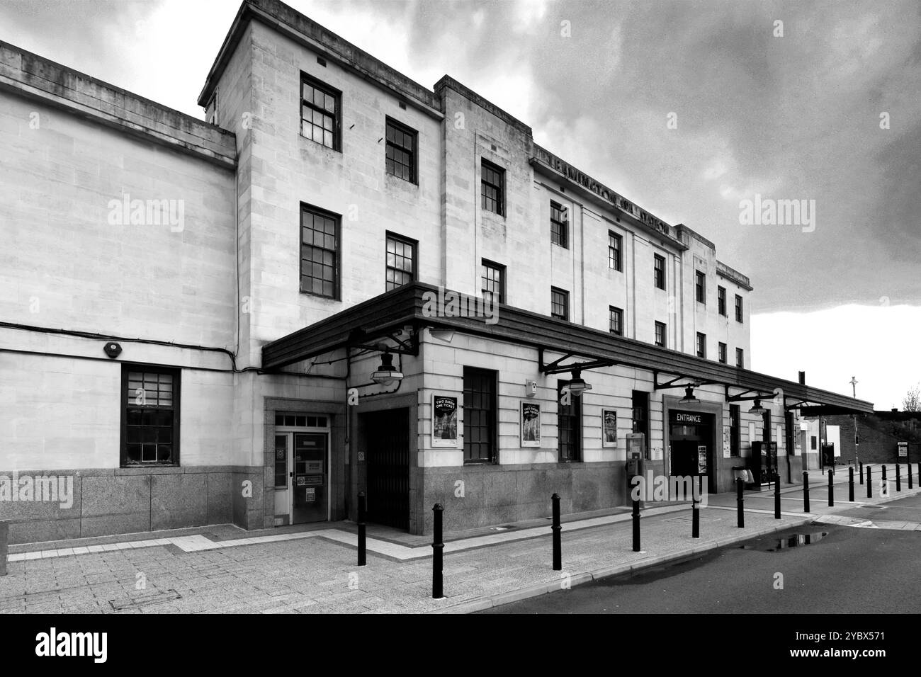 L'edificio della stazione ferroviaria in stile Art Deco si trova presso Royal Leamington Spa, Warwickshire, Inghilterra, Regno Unito Foto Stock