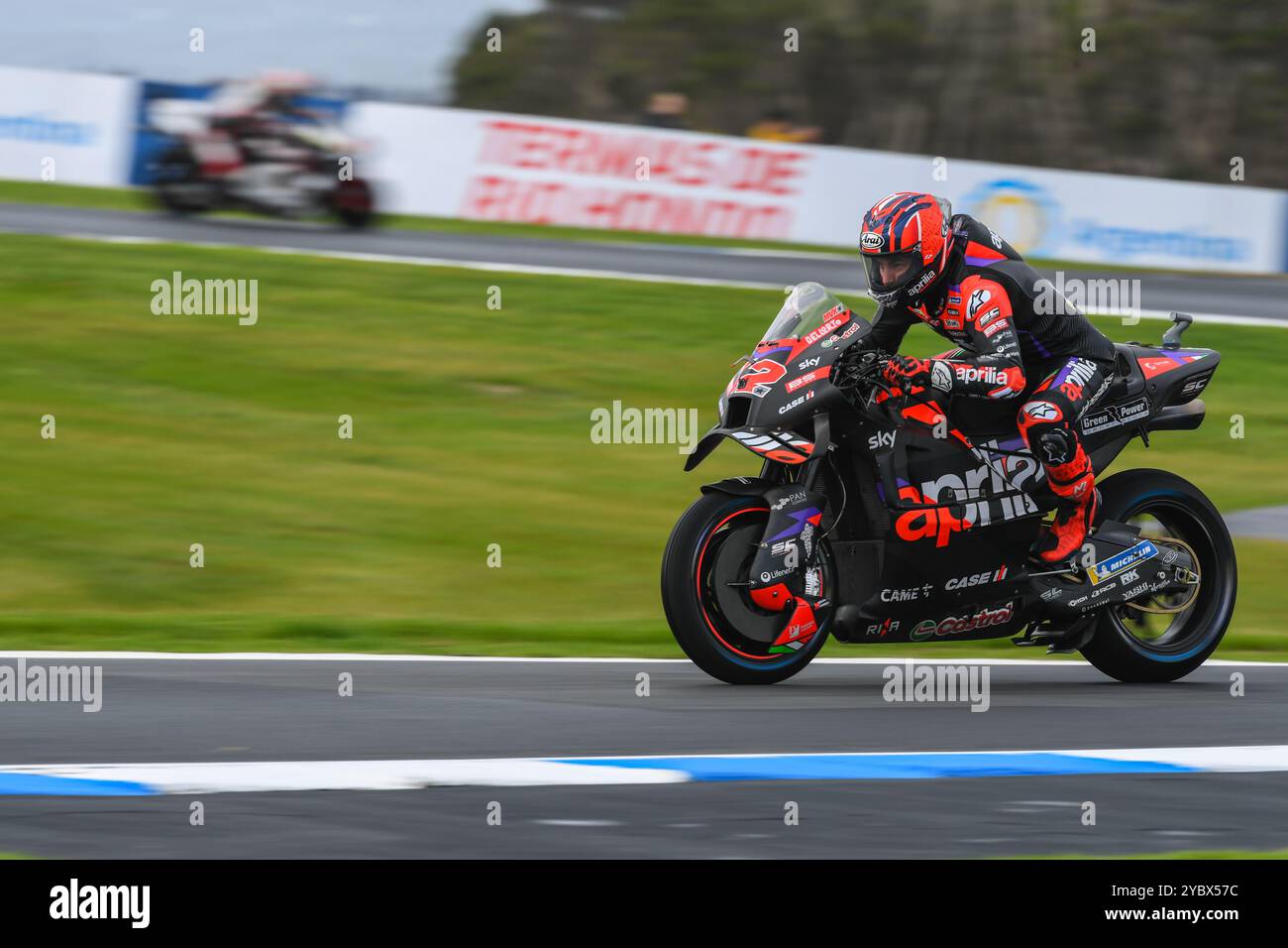 Phillip Island, Australia. 19 ottobre 2024. La Spagna Maverick Viñales, in rappresentanza del team Aprilia Racing, è in azione nella MotoGP™ Sprint Race, l'evento clou della seconda giornata del Qatar Airways Australian Motorcycle Grand Prix 2024. Il Qatar Airways Australian Motorcycle Grand Prix 2024 ospita i migliori piloti emergenti del mondo. L'azione del secondo giorno ha continuato a stupire gli spettatori con le stelle del mondo dello sport motoristico che hanno mostrato prestazioni impressionanti attraverso i round di qualificazione in MotoGP, Moto2 e Moto3. Credito: SOPA Images Limited/Alamy Live News Foto Stock