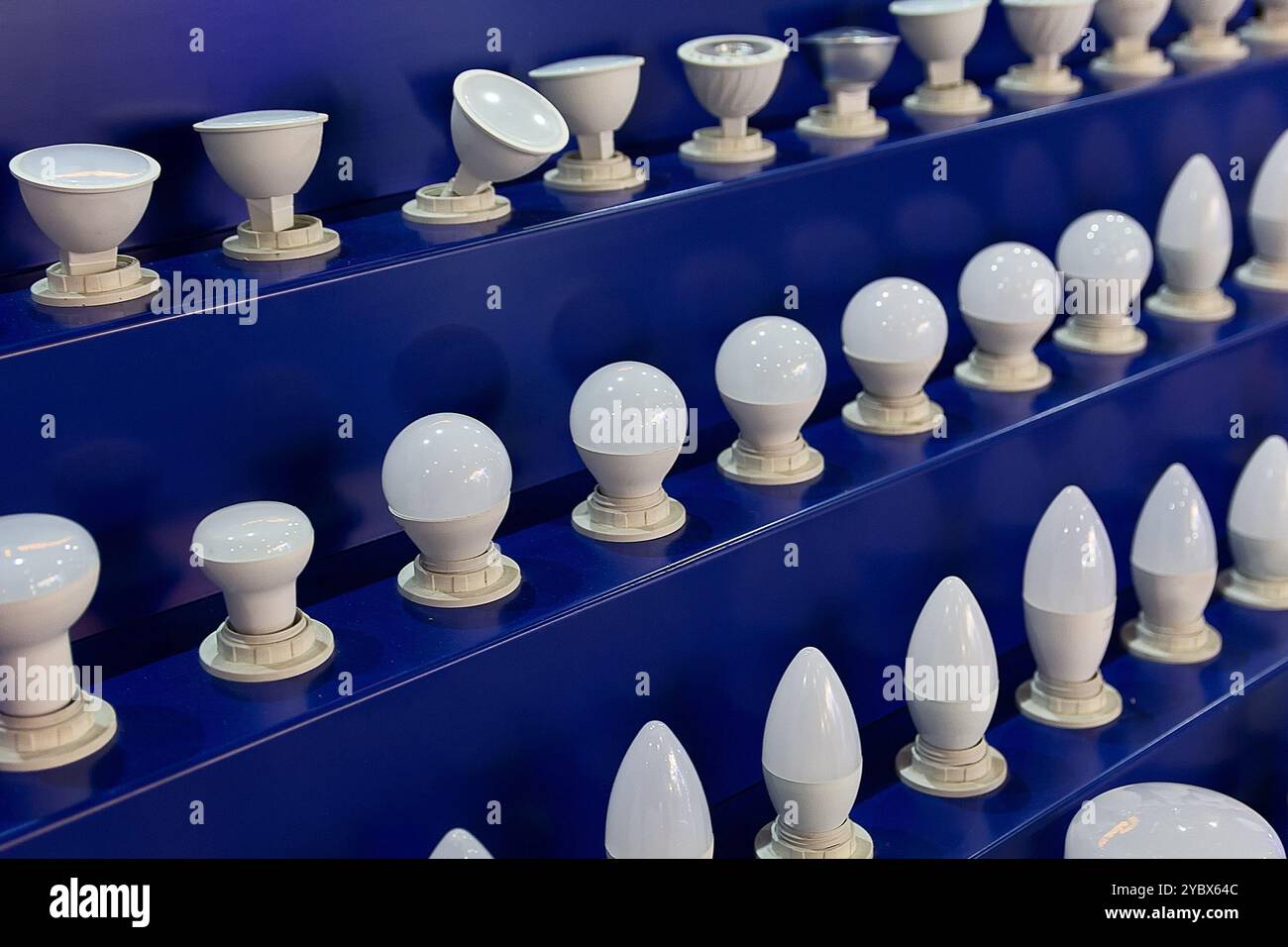 Assortimento di lampade sul bancone. Vendite Foto Stock