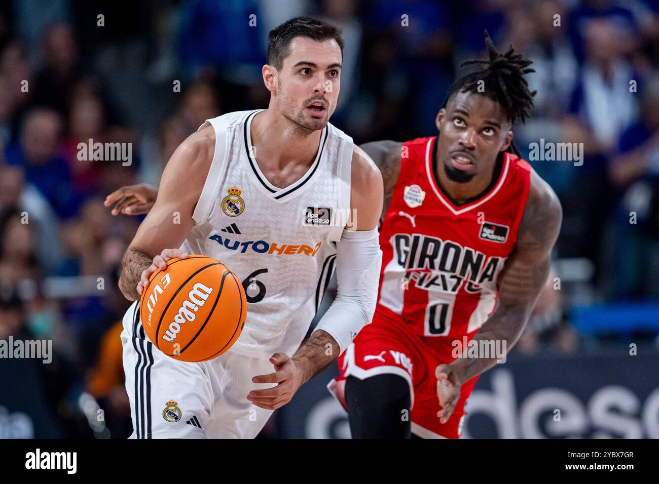 Madrid, Madrid, Spagna. 20 ottobre 2024. Alberto Abalde del Real Madrid (L) in azione con il pallone contro Ike Iroegbu del Basquet Girona (R) durante la partita di Liga ACB Endesa tra Real Madrid e Basquet Girona al WiZink Center il 20 ottobre 2024 a Madrid, Spagna. (Credit Image: © Alberto Gardin/ZUMA Press Wire) SOLO PER USO EDITORIALE! Non per USO commerciale! Foto Stock