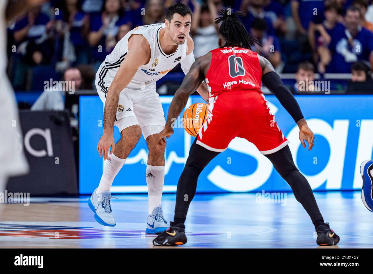 Madrid, Madrid, Spagna. 20 ottobre 2024. Alberto Abalde del Real Madrid (L) in azione con il pallone contro Ike Iroegbu del Basquet Girona (R) durante la partita di Liga ACB Endesa tra Real Madrid e Basquet Girona al WiZink Center il 20 ottobre 2024 a Madrid, Spagna. (Credit Image: © Alberto Gardin/ZUMA Press Wire) SOLO PER USO EDITORIALE! Non per USO commerciale! Foto Stock