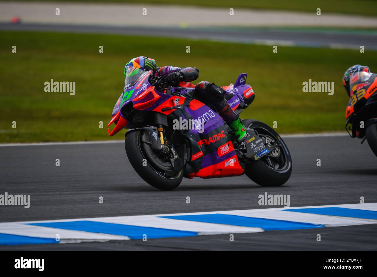 Franco Morbidelli, in rappresentanza del team prima Pramac Racing, è visto in azione in MotoGP™ Sprint Race, l'evento clou del secondo giorno del Qatar Airways Australian Motorcycle Grand Prix 2024. Il Qatar Airways Australian Motorcycle Grand Prix 2024 ospita i migliori piloti emergenti del mondo. L'azione del secondo giorno ha continuato a stupire gli spettatori con le stelle del mondo dello sport motoristico che hanno mostrato prestazioni impressionanti attraverso i round di qualificazione in MotoGP, Moto2 e Moto3. (Foto di Alexander Bogatyrev/SOPA Images/Sipa USA) Foto Stock