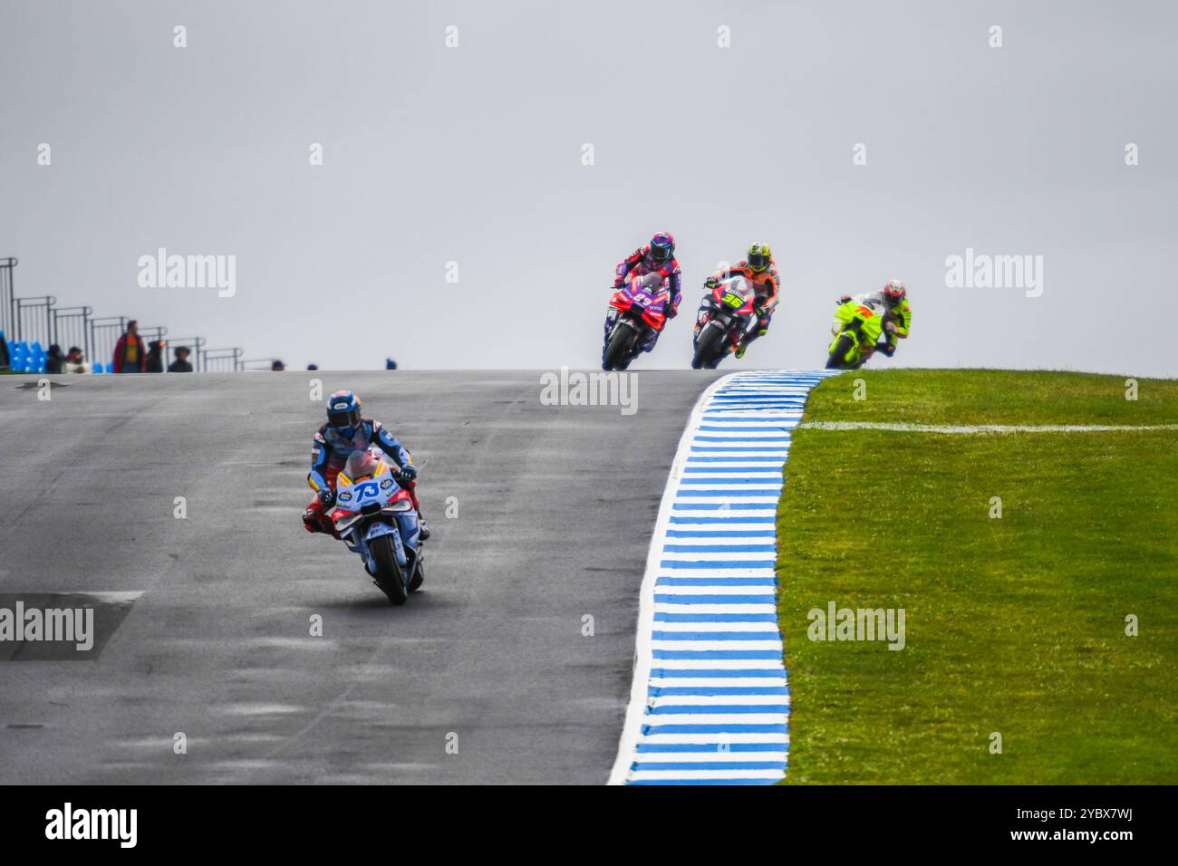 Alex Marquez (L) spagnolo, in rappresentanza del team Grisini Racing MotoGP, è visto in azione in MotoGP™ Sprint Race, l'evento clou del secondo giorno del Qatar Airways Australian Motorcycle Grand Prix 2024. Il Qatar Airways Australian Motorcycle Grand Prix 2024 ospita i migliori piloti emergenti del mondo. L'azione del secondo giorno ha continuato a stupire gli spettatori con le stelle del mondo dello sport motoristico che hanno mostrato prestazioni impressionanti attraverso i round di qualificazione in MotoGP, Moto2 e Moto3. (Foto di Alexander Bogatyrev/SOPA Images/Sipa USA) Foto Stock