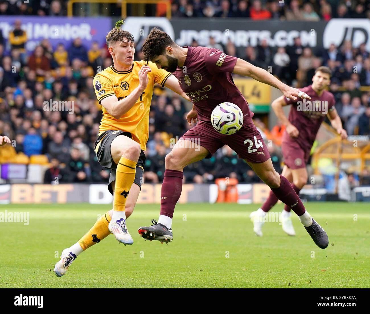 Wolverhampton, Regno Unito. 20 ottobre 2024. Jorgen Strand Larsen dei Wolverhampton Wanderers con Josko Gvardiol del Manchester City durante la partita di Premier League a Molineux, Wolverhampton. Il credito per immagini dovrebbe essere: Andrew Yates/Sportimage Credit: Sportimage Ltd/Alamy Live News Foto Stock