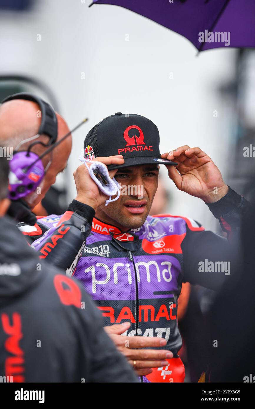 Jorge Martin spagnolo, in rappresentanza del team prima Pramac Racingis, è stato visto in griglia prima della MotoGP™ Sprint Race, l'evento clou del secondo giorno del Qatar Airways Australian Motorcycle Grand Prix 2024. Il Qatar Airways Australian Motorcycle Grand Prix 2024 ospita i migliori piloti emergenti del mondo. L'azione del secondo giorno ha continuato a stupire gli spettatori con le stelle del mondo dello sport motoristico che hanno mostrato prestazioni impressionanti attraverso i round di qualificazione in MotoGP, Moto2 e Moto3. (Foto di Alexander Bogatyrev/SOPA Images/Sipa USA) Foto Stock