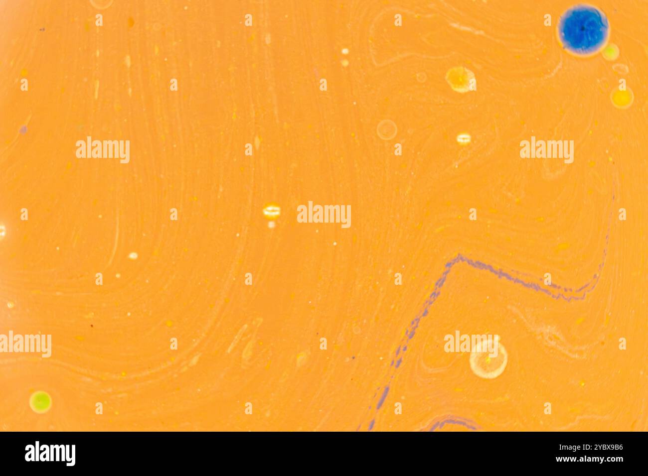 Questa immagine visualizza un pattern astratto con uno sfondo prevalentemente giallo. Rotazioni e puntini di vari colori, tra cui blu, arancione e verde Foto Stock