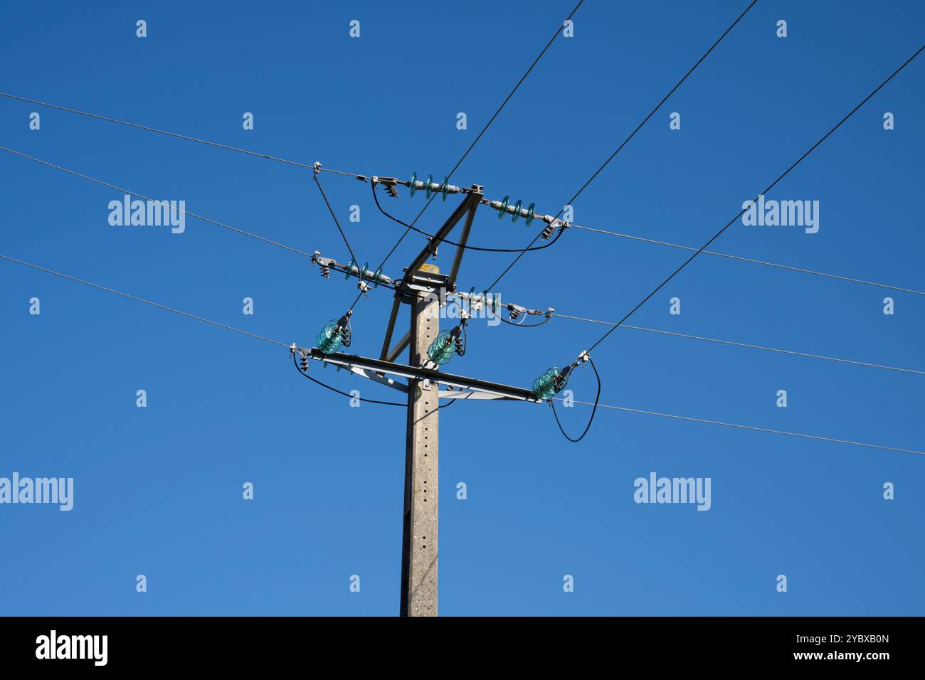 Palo telegrafico francese che supporta cavi elettrici. Foto Stock