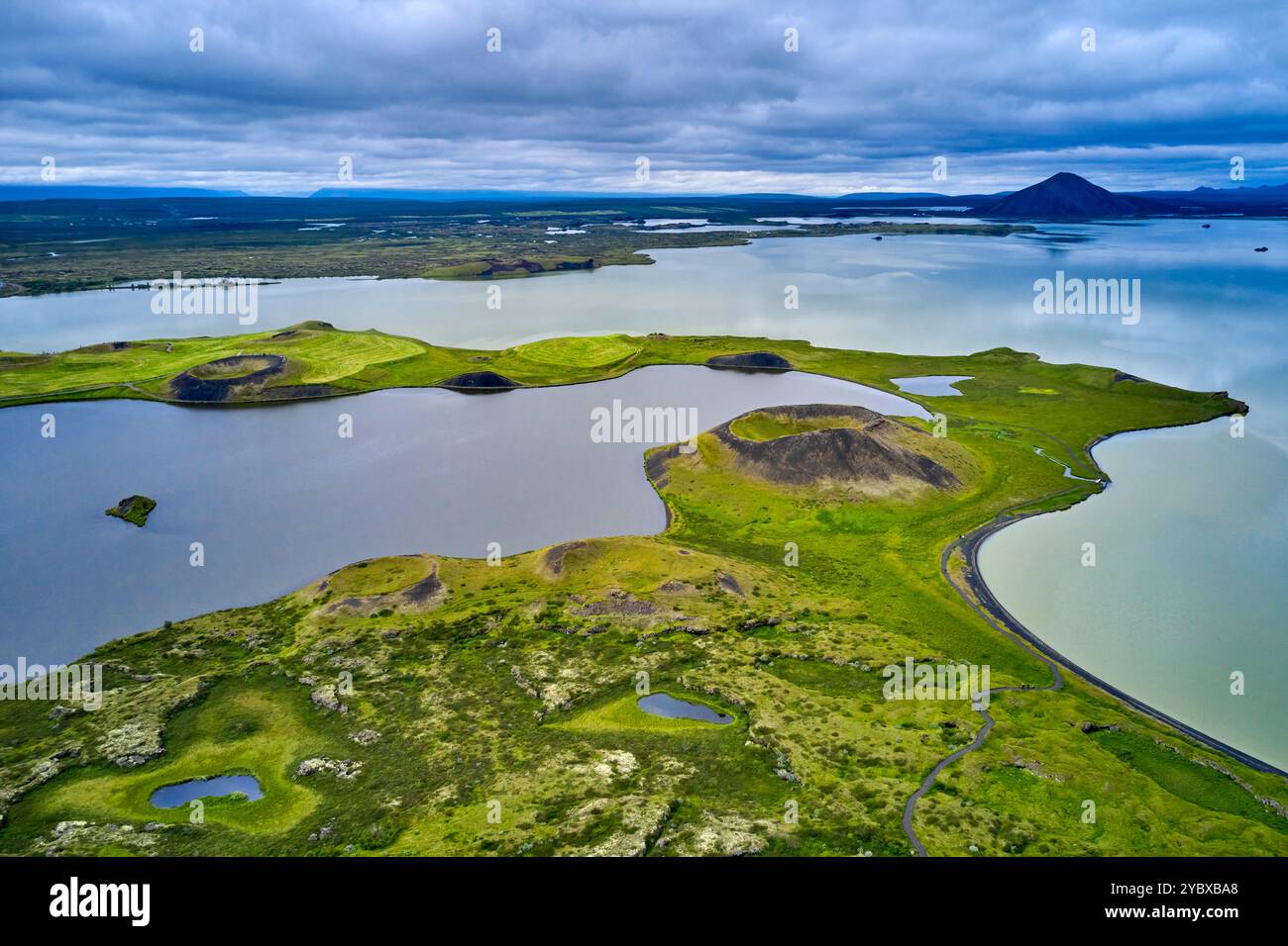 Islanda, regione Nordurland Eystra, Skutustadir, paesaggio vulcanico sul lago Myvatn, vista aerea Foto Stock